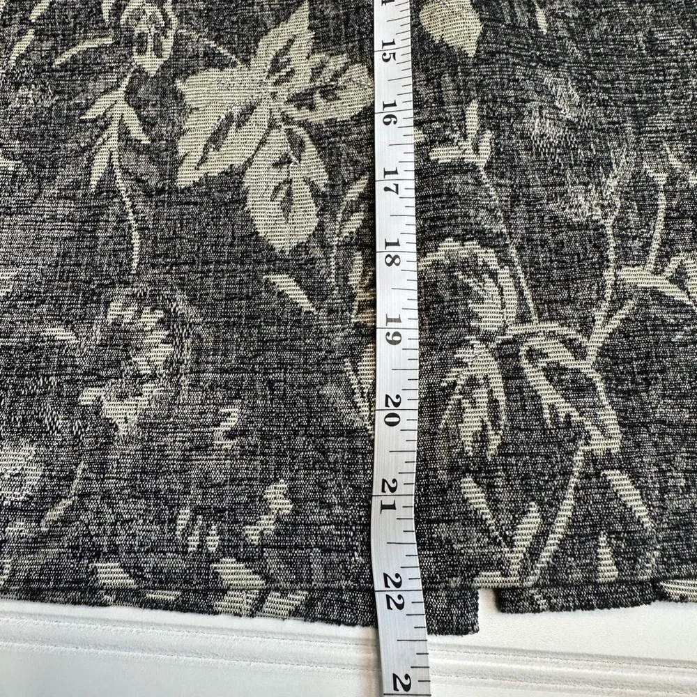 Ann Taylor Pencil Skirt Size 0 Black Gray Floral Brocade Metallic Silver Accent - Picture 5 of 6